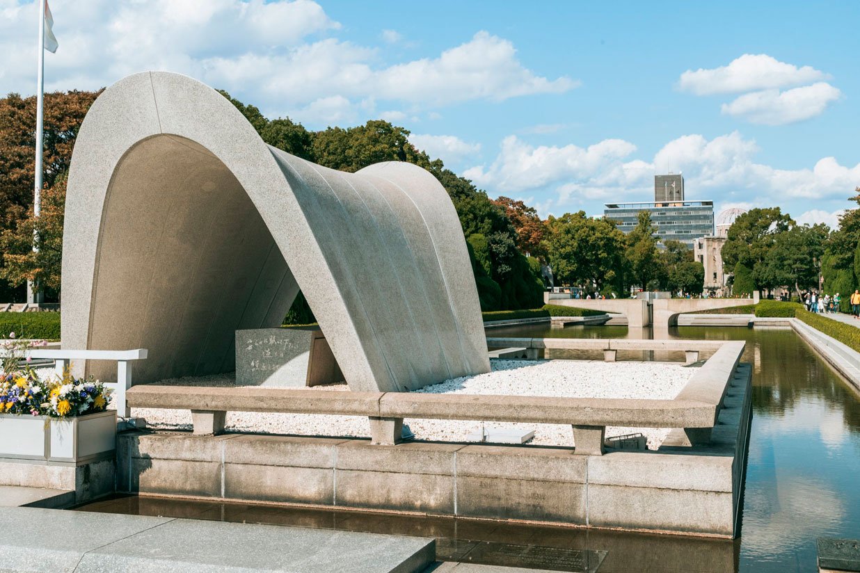 554166-cenotaph-for-the-a-bomb-victims